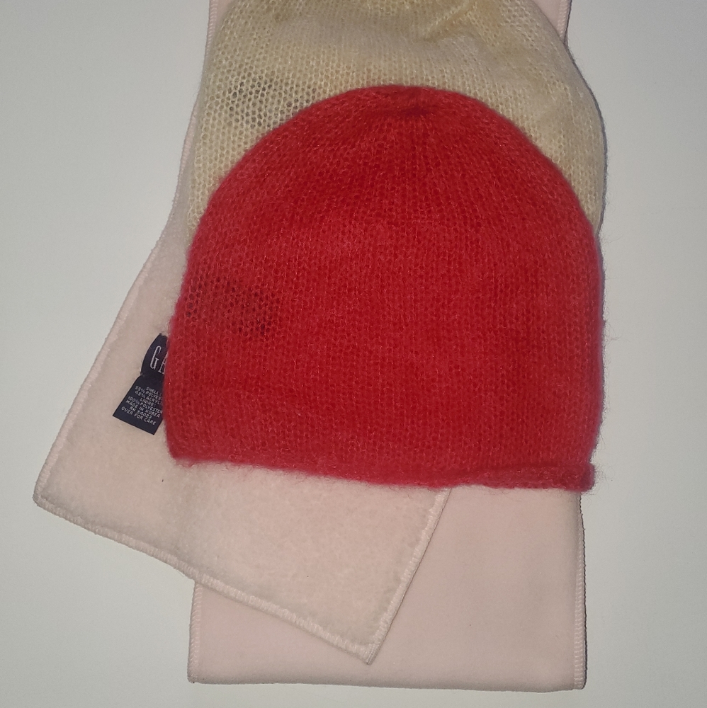 GAP SCARF AND HATS - Picture 3 of 7